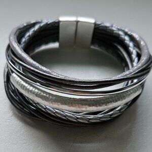NWOT SAACHI bracelet grey/silver